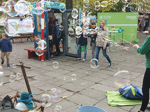 Bubble artists created a dazzling atmosphere at the opening of the Bücherboxx
