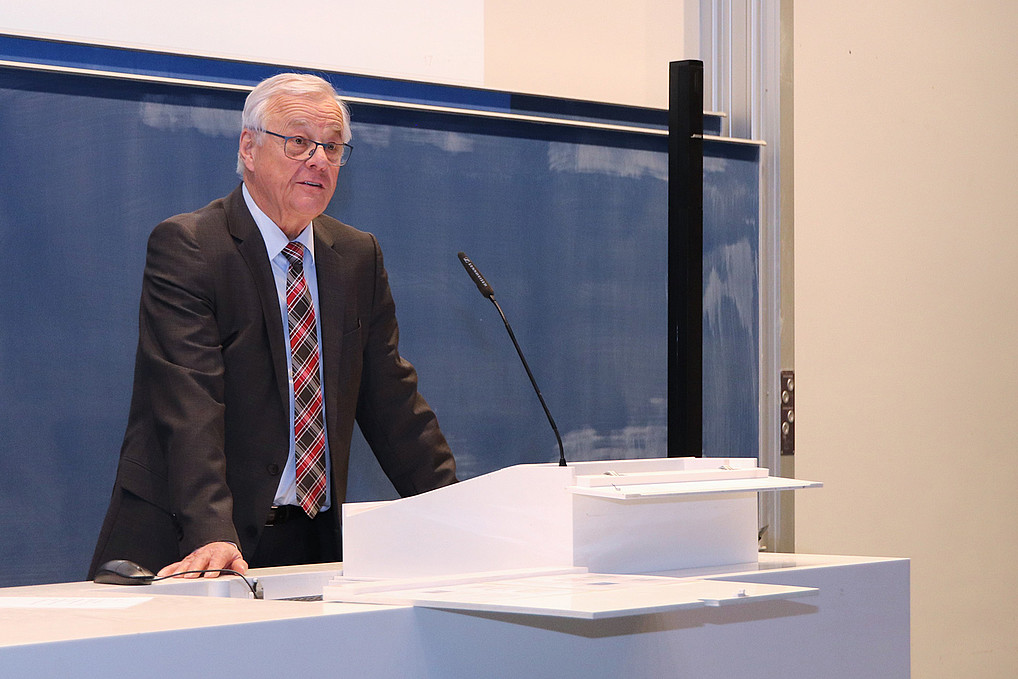 Herr Prof. Dierich schildert die Anfänge des Studiums fundamentale an der HSZG unter seiner Leitung