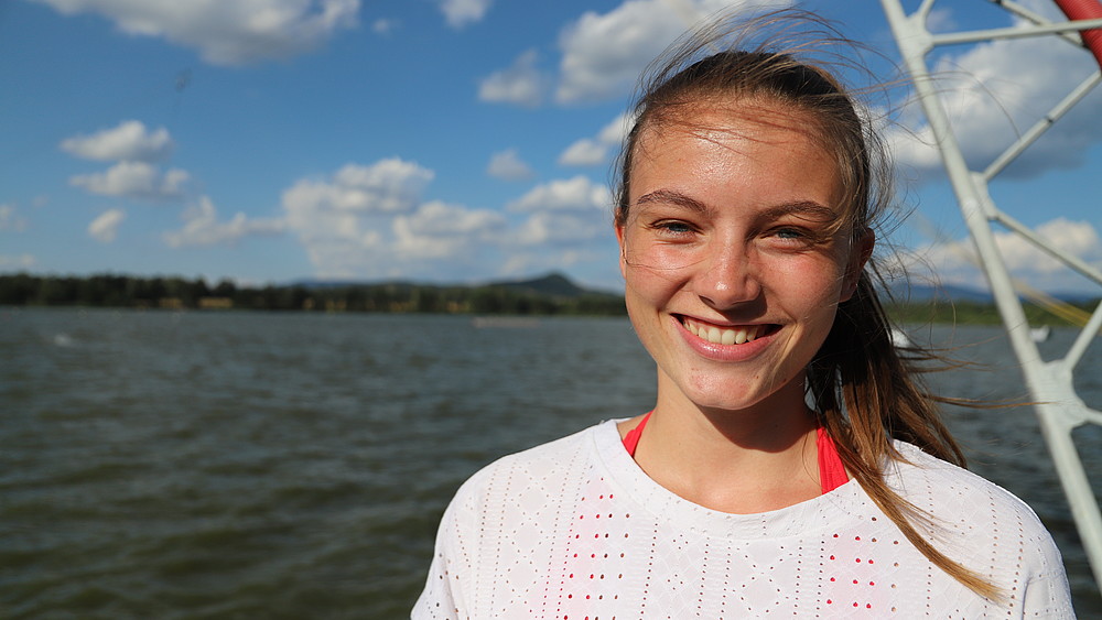 Nadja freut sich auf den Tag im Cable Wake Park in Stráž.