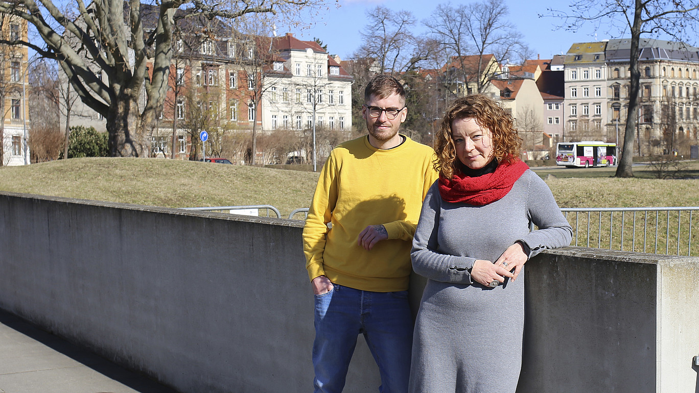 Florian Reß und Annekathrin Kluttig stehen auf der Steinbrücke auf der Zittauer Campusachse und lächeln in die Kamera.
