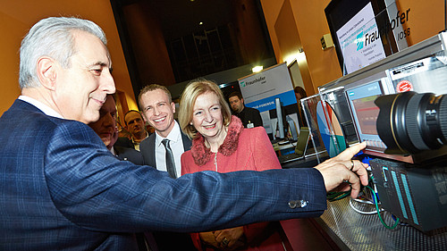 Ministerpräsident Tillich und Bundesministerin für Bildung und Forschung Prof. Wanka zeigten sich sehr interessiert am neuen Cyberlabor