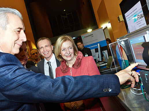 Minister President Tillich and Federal Minister of Education and Research Prof. Wanka showed great interest in the new cyber laboratory