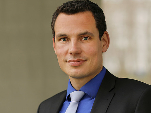 Medical law expert Prof. Dr. iur. Erik Hahn smiles into the camera.