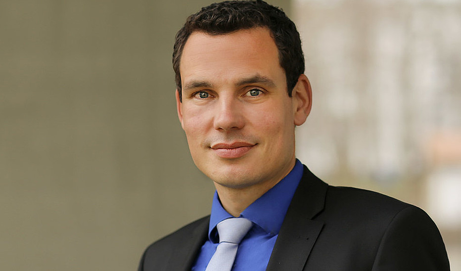 Foto: Jens Freudenberg Experte für Medizinrecht Prof. Dr. iur. Erik Hahn lächelt in die Kamera.