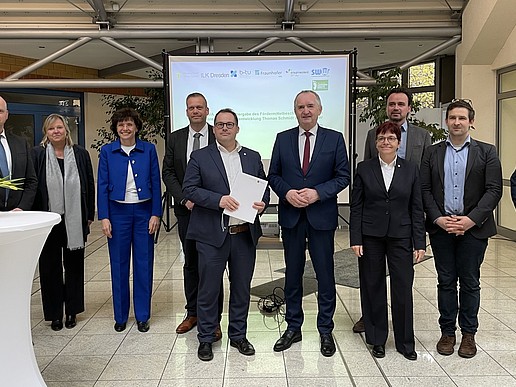 Group photo with participants of the AQVA-HEAT II funding handover