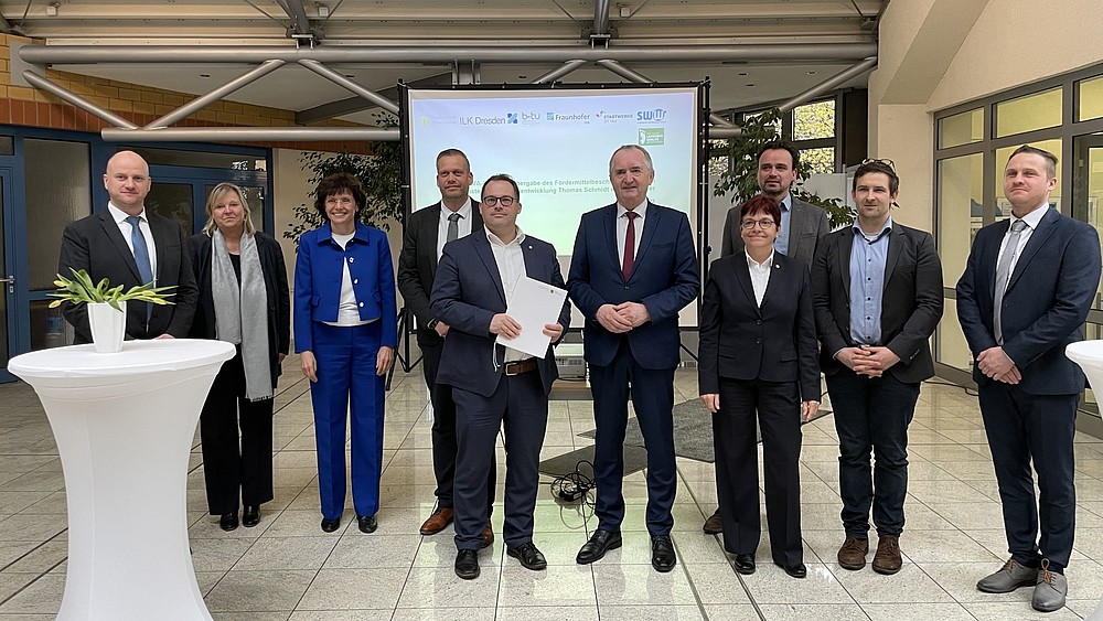 Group photo with participants of the AQVA-HEAT II funding handover