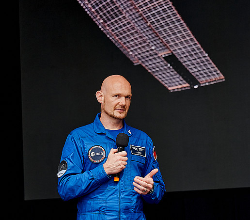 Astronaut Gerst gives a lecture.