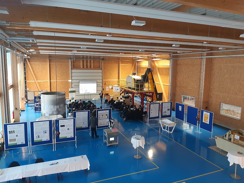 Recording LaNDER HAlle from above inside the lecture in front of an audience