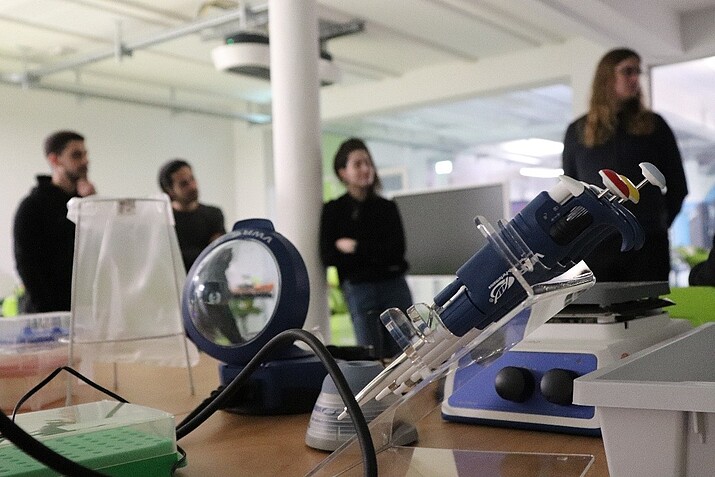 Veranstaltungsteilnehmende im DLR_School_Lab schauen in eine Richtung. Davor steht ein Tisch