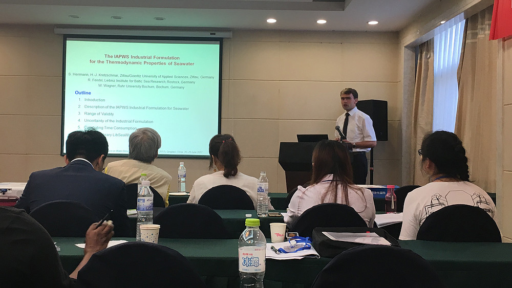 Dr. Herrmann, Hochschule Zittau/Görlitz, stellte auf der 3. Internationalen Konferenz zu Wasser und Umwelt in Qingdao, China, den neuen Industrie-Standard für die Berechnung der thermodynamischen Eigenschaften von Meerwasser vor