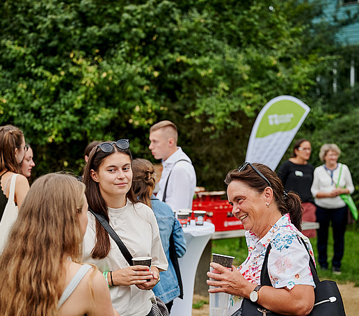 Gäste feiern auf dem Campus.