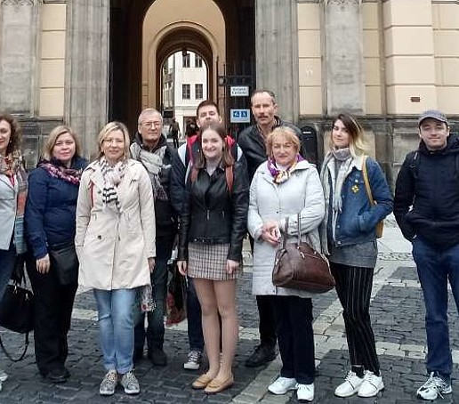 Vor dem Rathaus in Zittau. 