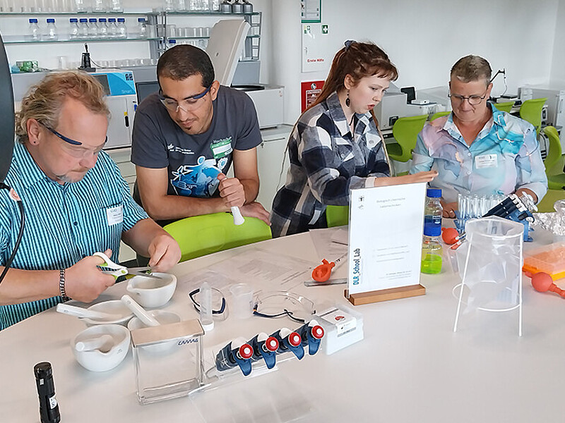 Lehrer und Studierende experimentieren im School Lab.