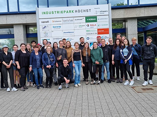 Group picture with students and employees of the HSZG in the Hoechst Industrial Park.