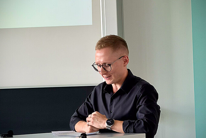 Scenes from the graduation ceremony at the Preparatory College of the Zittau/Görlitz University of Applied Sciences: An alumnus addresses the guests.