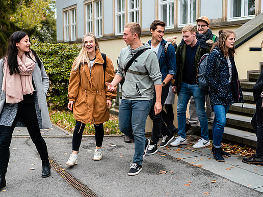 A group of cheerful students leaving a teaching building. Graduates with outstanding theses can hope to receive an award from the HSZG's sponsorship association.