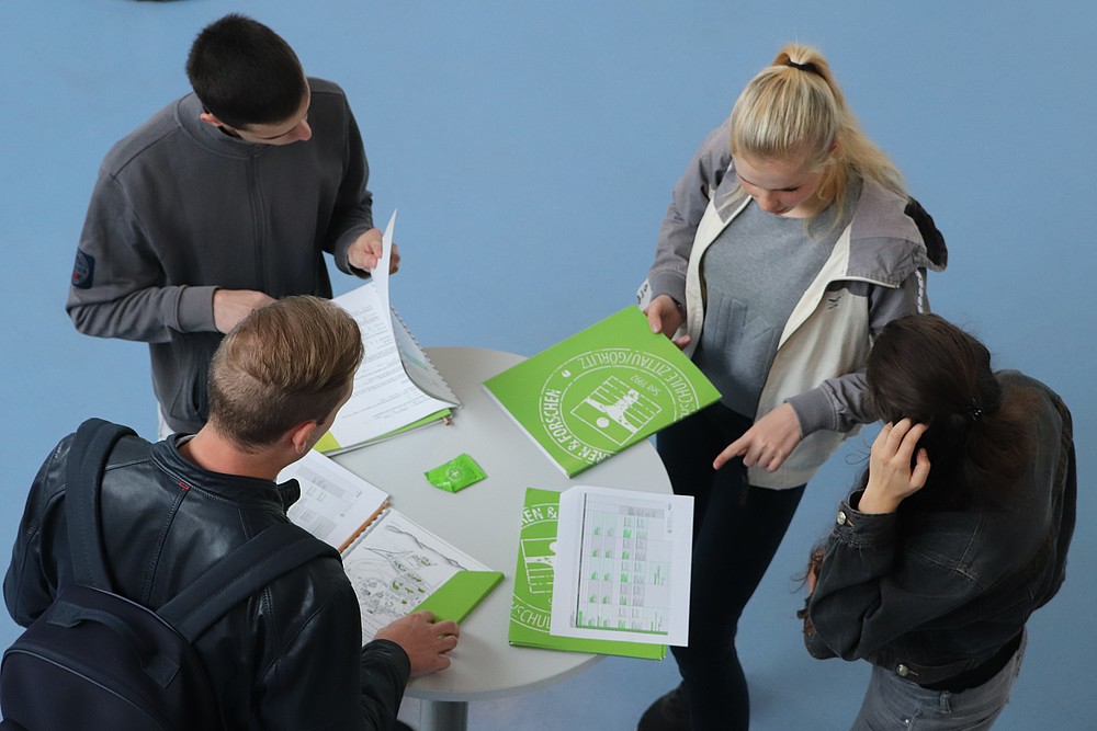 Alles, was es für die Come-In-Wochen braucht - Campuspläne, Stundenplan und Matheübungsaufgaben - ist in den Mappen 