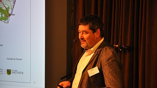 Prof. Dr. T. Schönmuth hält einen Vortrag