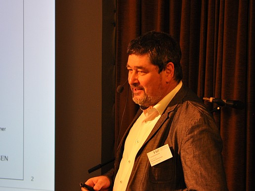 Prof. Dr. T. Schönmuth gives a lecture