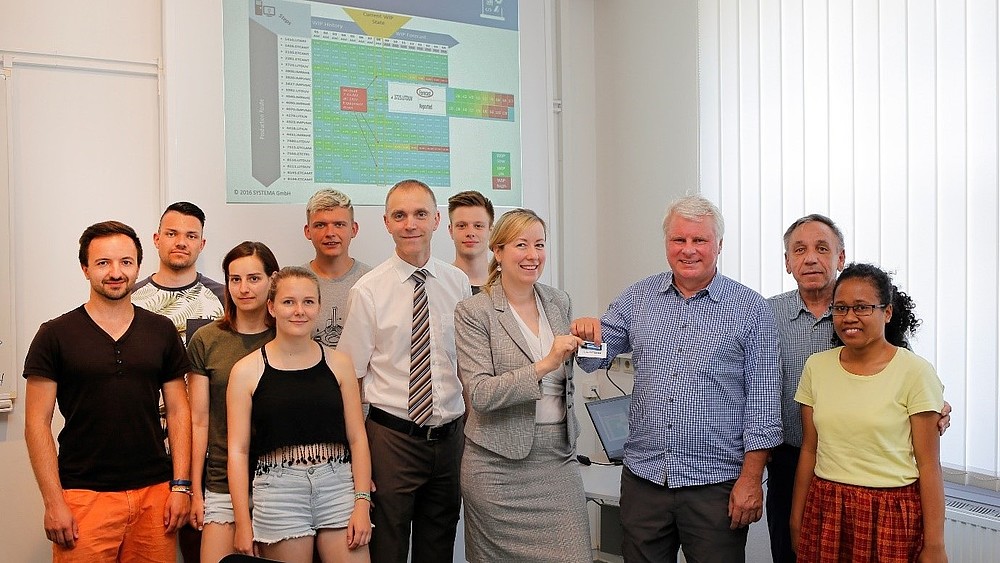 Ceremonial handover of the "Dashboard" from Dr. Luhn and Mr. Friedrich (Systema) to Prof. Keil and Prof. Wendt (HSZG)