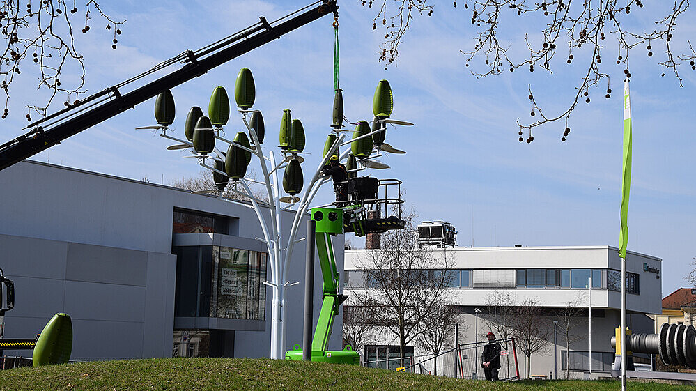 Neuer Wind-PV-Baum auf dem Zittauer Campus