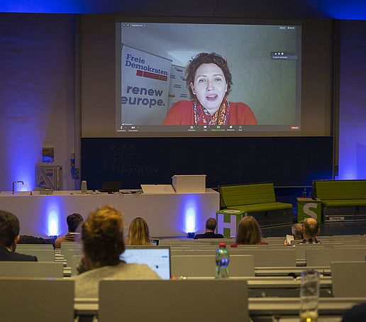 Blick auf die Videoleinwand im Hörsaal