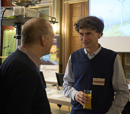 Zwei Gäste unterhalten sich.