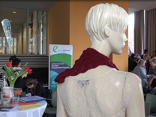 Project Tuchfühlung deals with the path our clothing takes