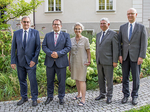 Prof. Uwe Götze, Vice-Rector for Transfer and Continuing Education at Chemnitz University of Technology (l.), Prof. Alexander Kratzsch, Rector of Zittau/Görlitz University of Applied Sciences (2nd from left), Prof. Ursula M. Staudinger, Rector of TU Dresden (center), Prof. Klaus-Dieter Barbknecht, Rector of TU Bergakademie Freiberg (2nd from right) and CircEcon Managing Director Prof. Niels Modler, TU Dresden (r.), met. Klaus-Dieter Barbknecht, Rector of TU Bergakademie Freiberg (2nd from right) and CircEcon Managing Director Prof. Niels Modler, TU Dresden (right), met for the inaugural meeting of the CircEcon Steering Committee on August 16 at TU Dresden. They are standing in the garden in front of a gray building.