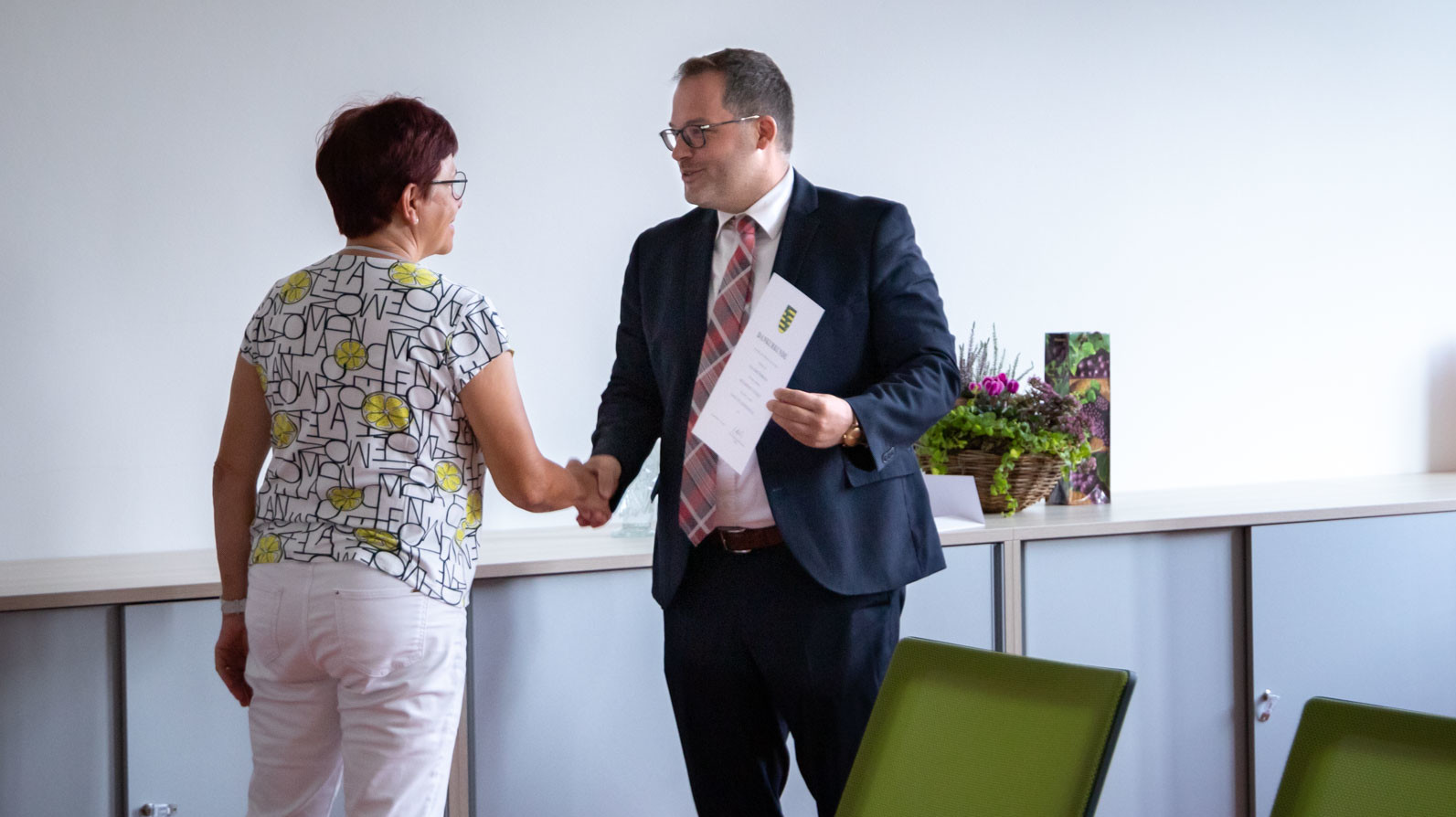 Foto: Sven Müller Der Rektor gratuliert der Kanzlerin und überreicht ihr eine Urkunde.