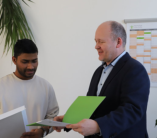 Pramod Kumar Sah (li.) freut sich über seinen Facharbeiterabschluss aus den Händen von Herrn Duscha.