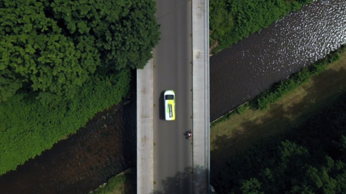 Oberlausitz im Herzen Europas: Ein Auto überquert über eine Brücke einen Grenzfluss
