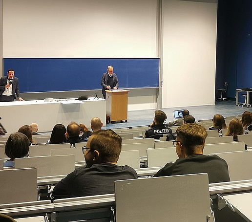 Prof. Erik Hahn on the podium, giving a speech.