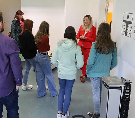 Die Prorektorin steht vor einer Gruppe Schülerinnen und erzählt über die Hochschule.