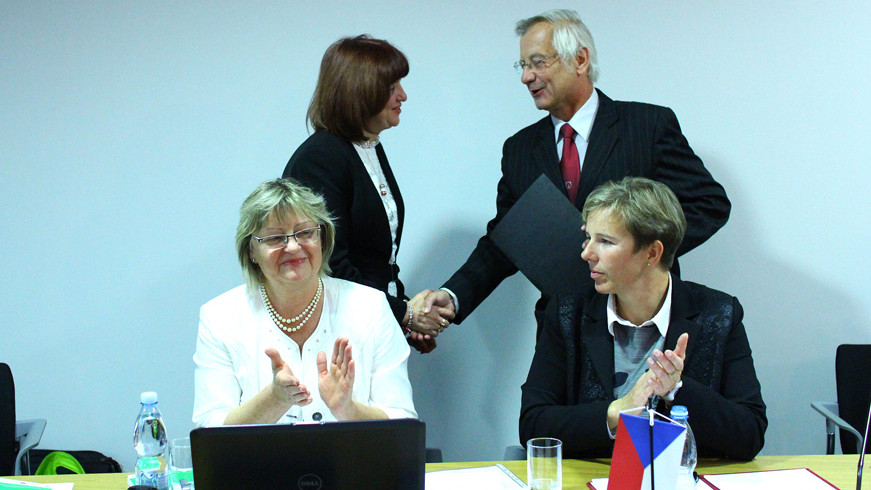 Amtsübergabe der Präsidentschaft im ACC durch den Prorektor der TU Liberec, Prof. Jiří Kraft an die Dekanin der Außenstelle der UE in Jelenia Gora, Frau Prof. Dr. hab. Elżbieta Sobczak