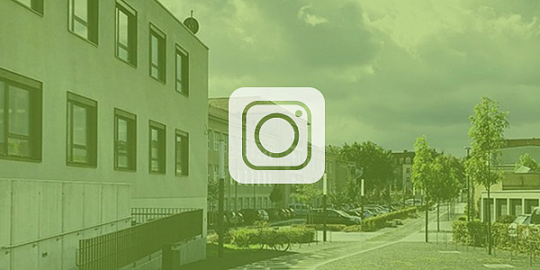 Vordergrund: Icon für Instagram; Hintergrund: Hochschulcampus mit grünen Overlay 