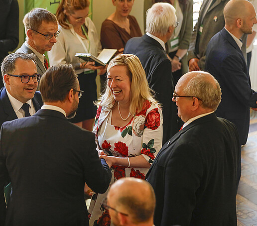 Vice Rector Keil welcomes the Minister of Science in the stairwell of Zittau Town Hall.