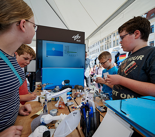 Children inform themselves at the DLR stand.