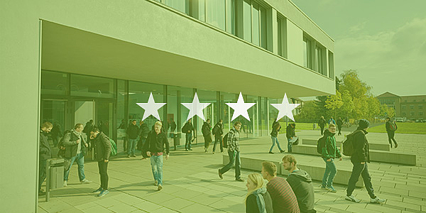 Studierende laufen vor einem Hochschulgebäude; Bild hat grünes Overlay