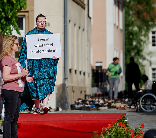 Studierende und Mitarbeitende auf dem Laufsteg