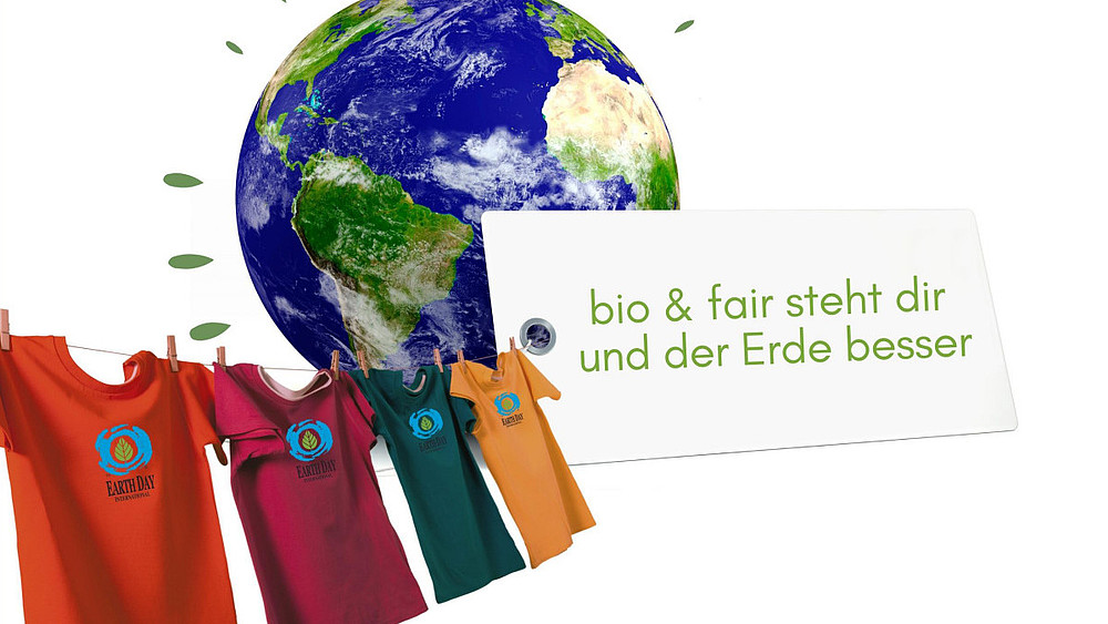 Auf einer Grafik ist der Planet Erde zu sehen. Davor ist eine Wäscheleine mit T-Shirts gespannt.