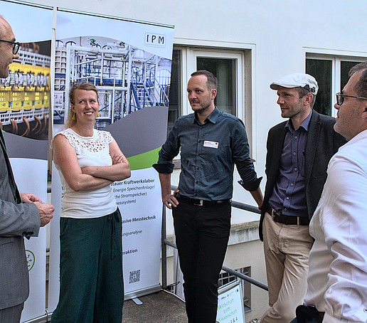 The Rector, District Administrator Meyer and employees of the HSZG in conversation.
