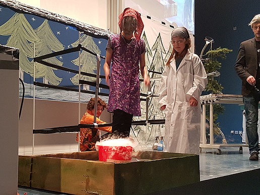 Die Kinder waren fleißige Unterstützer bei der Chemie-Schauvorlesung