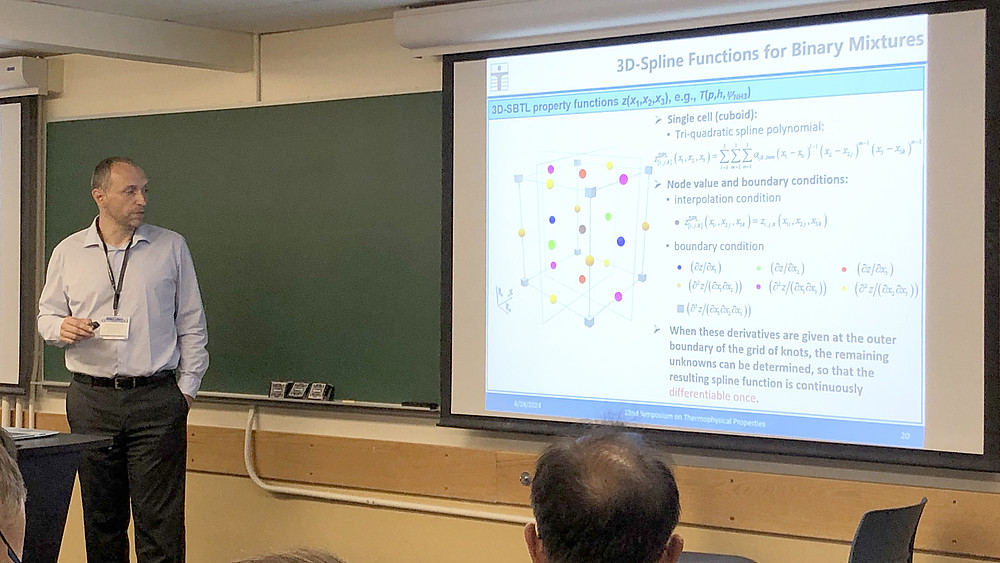 Prof. Kunick gives a presentation in a lecture hall.