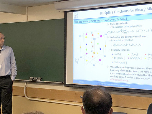 Prof. Kunick gives a presentation in a lecture hall.