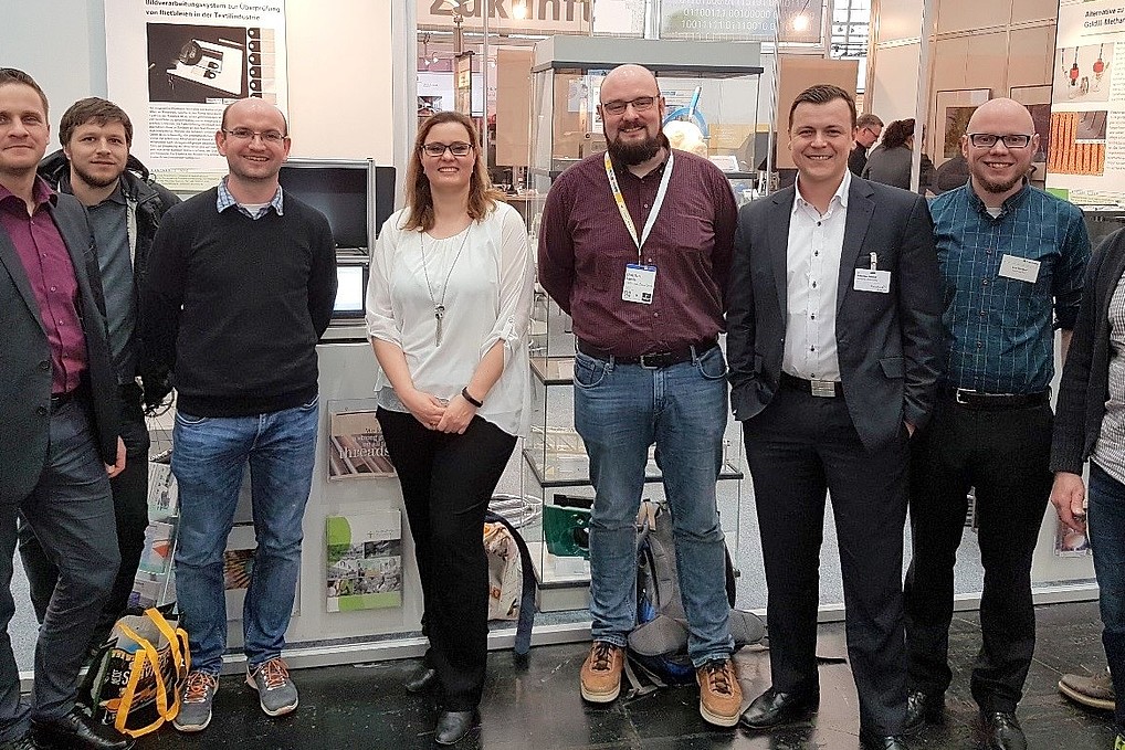 Mitarbeiter des IPM zu Besuch am Hochschulstand auf der Hannover Messe 2019