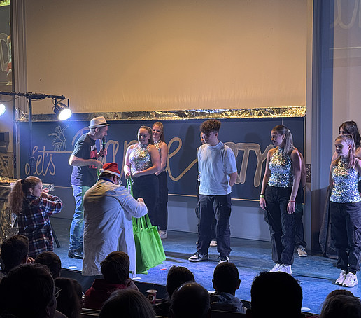 One dance group receives green HSZG bags as a thank you.