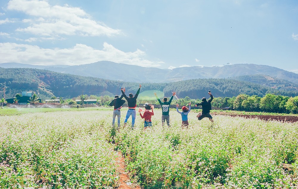 Gruppe von 6 Personen rennt über Feld