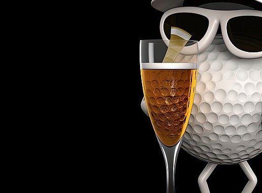 Golfball mit Sonnenbrille und Kappi und einem Bier
