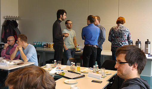 Teilnehmer des 8. IMS-Frühstücks nutzten die Pausen für intensive Gespräche.
